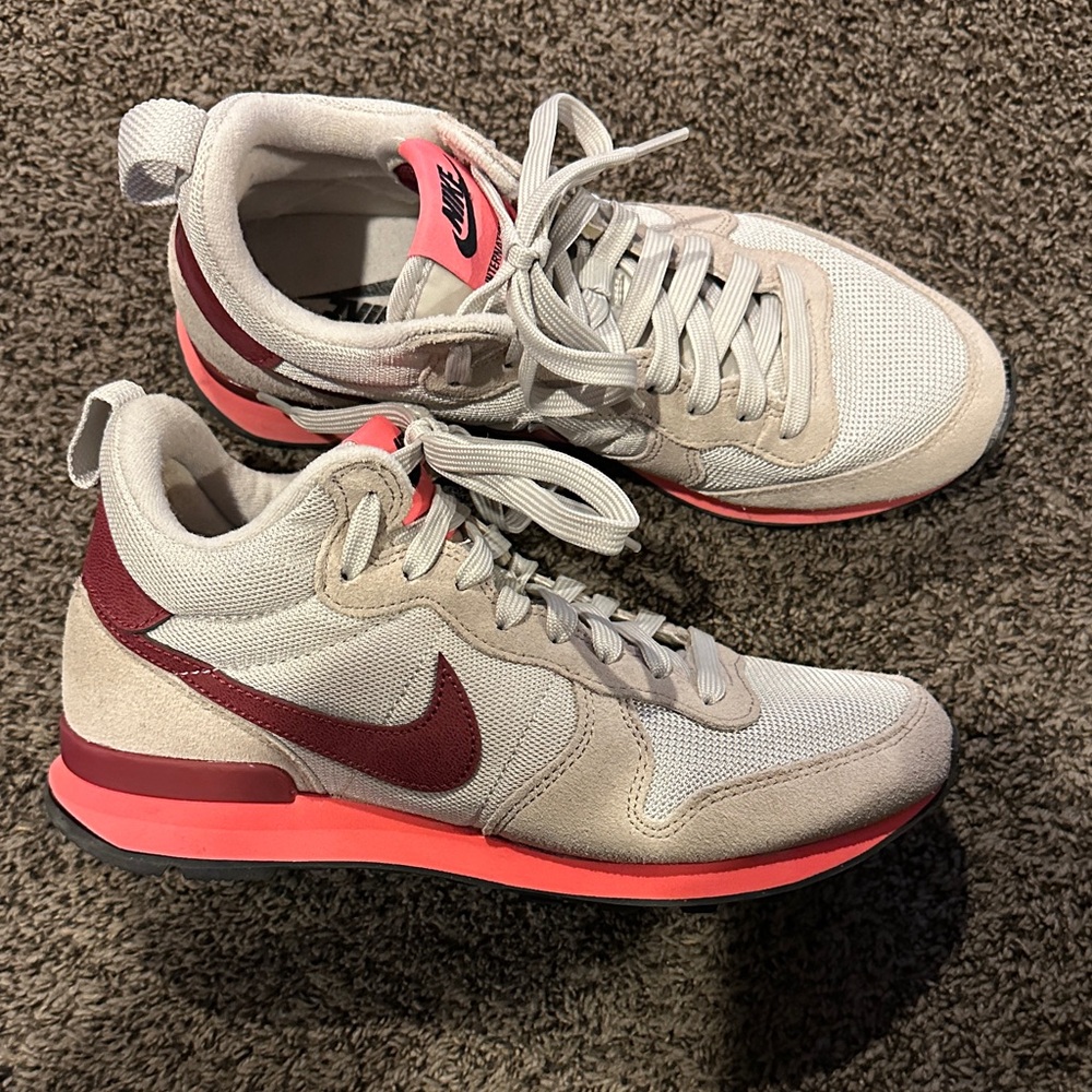 Nike internationalist mid Women's Cream and Pink / Burgundy Sneakers size 8